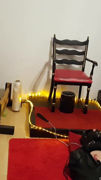 Kurvig brunett dominatrix kommandon bunden slav i fetisch fängelsehålan
