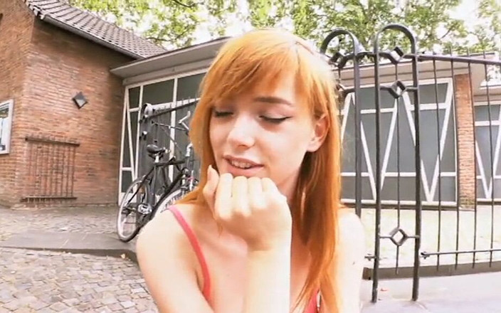 Strassenflirts by Magmafilm: Bijzonder mooie schoonheid met stevige borsten
