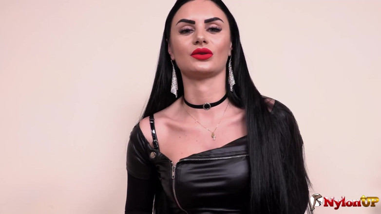 FootFetish Girls With Sex Toys and Nylons: Deslumbrante hermosa diosa Ambra le gusta pajas
