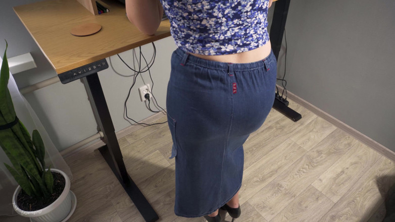 Teasecombo 4K: MILF秘書にジーンズスカートTeases目に見えるパンティーライン