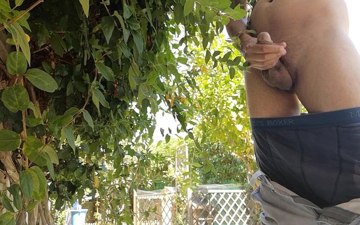 Rafael Torreano: Горячий мужик дрочит и кончает на улице в парке