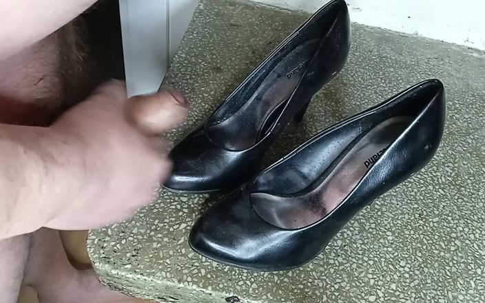 AdultGameplays: Masturbação e porra no salto alto