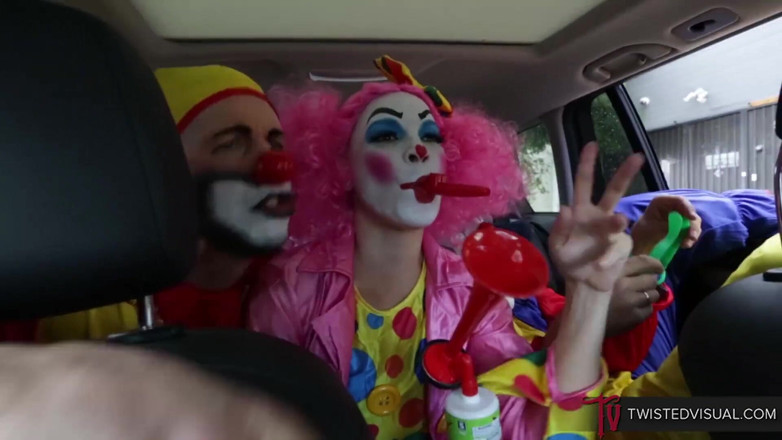 Twisted Visual: Gelukkige Aziatische krijgt een clownbang