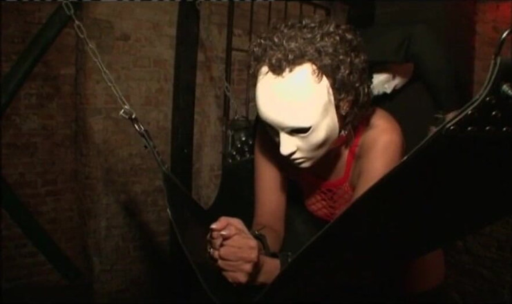 Absolute BDSM films - The original: Toket memalukan terjepit dalam belenggu di kandang