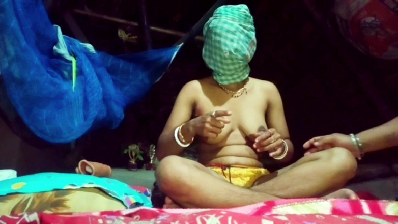 Pujahalder4828: Desi dorf bhabhi fickt nach langer zeit selbstgedreht.