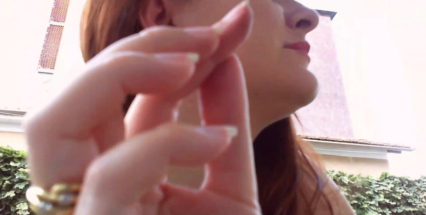 Nicoletta Embassi: Nicoletta di kebun kondominiumnya mencoba anting-anting video sesuai permintaan pecinta...