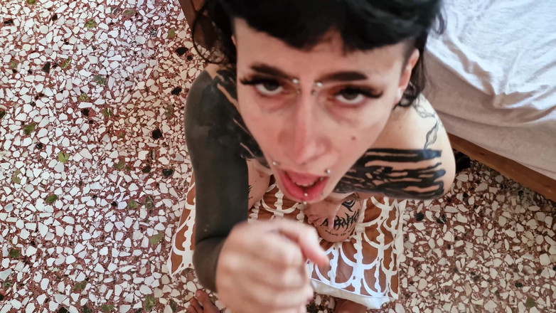 Fucktotum: Scrap metal, model goth alternatif yang sangat muda yang penuh...