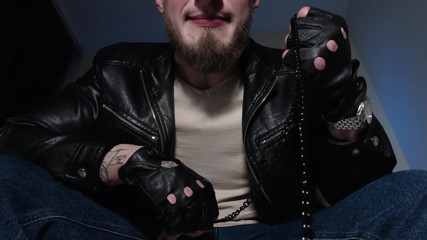 Hunky time: レザーのアルファは唾を吐き、支配を養う。