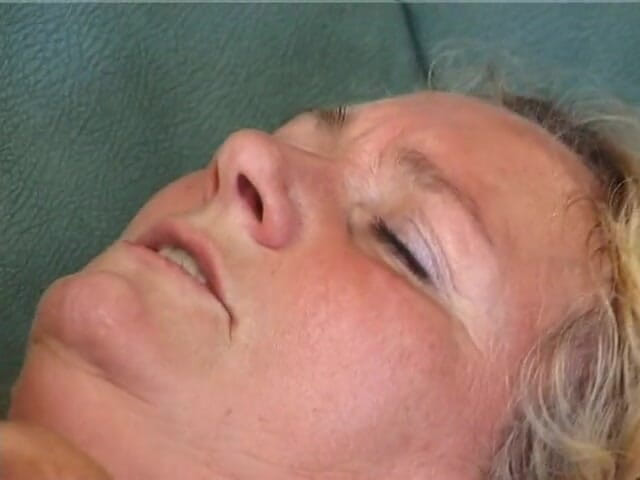 Lucky Wankerz: Une GILF blonde aux gros seins naturels atteint l'orgasme pendant...
