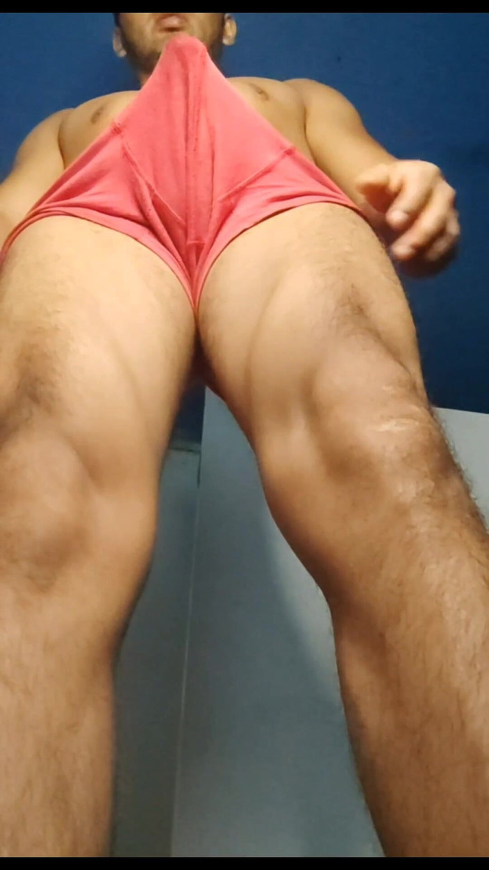 Hornyboy2058: Ateşli heteroseksüel adam kırmızı iç çamaşırıyla sertleşiyor - aşağıdan görünüm