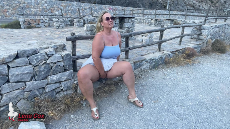 Lena Cox: Azgın evli kadın park parkında fışkırtarak boşalma patlaması