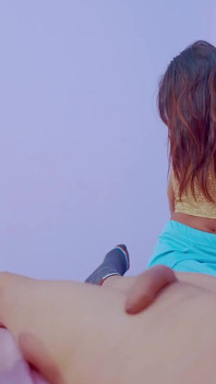 Bhabhi langsing seksi menggoda oleh abang iparnya semasa dia bersendirian duduk di balkoni