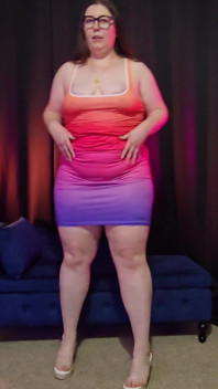 Kalın iri güzel kadın elbiseler ve topuklu ayakkabılar düzgün vücutlu büyük beden denemeler yapıyor