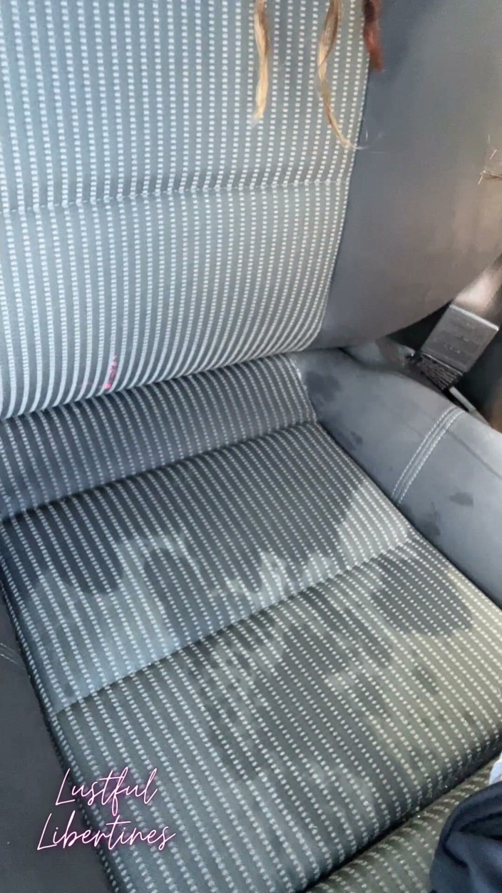 Lustful Libertines: Kurasa aku harus kencing di dalam mobil ini