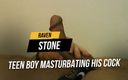 RavenStone: Tienerjongen masturbeert zijn pik op het bed