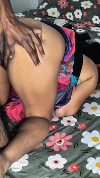 Hintli kadın ateşli domaltarak seks yapıyor