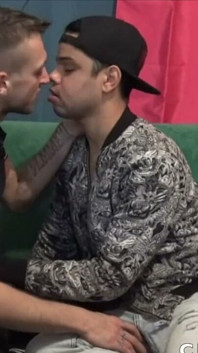Curvă umplută cu spermă de prietenul său, pula mare