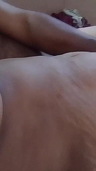 Hintli mallu kızın göğüsleri kocası tarafından emiyor