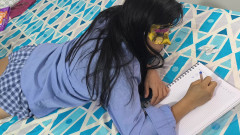 NEGRITA SEXY: Estudante faz lição de casa na casa da madrasta e...