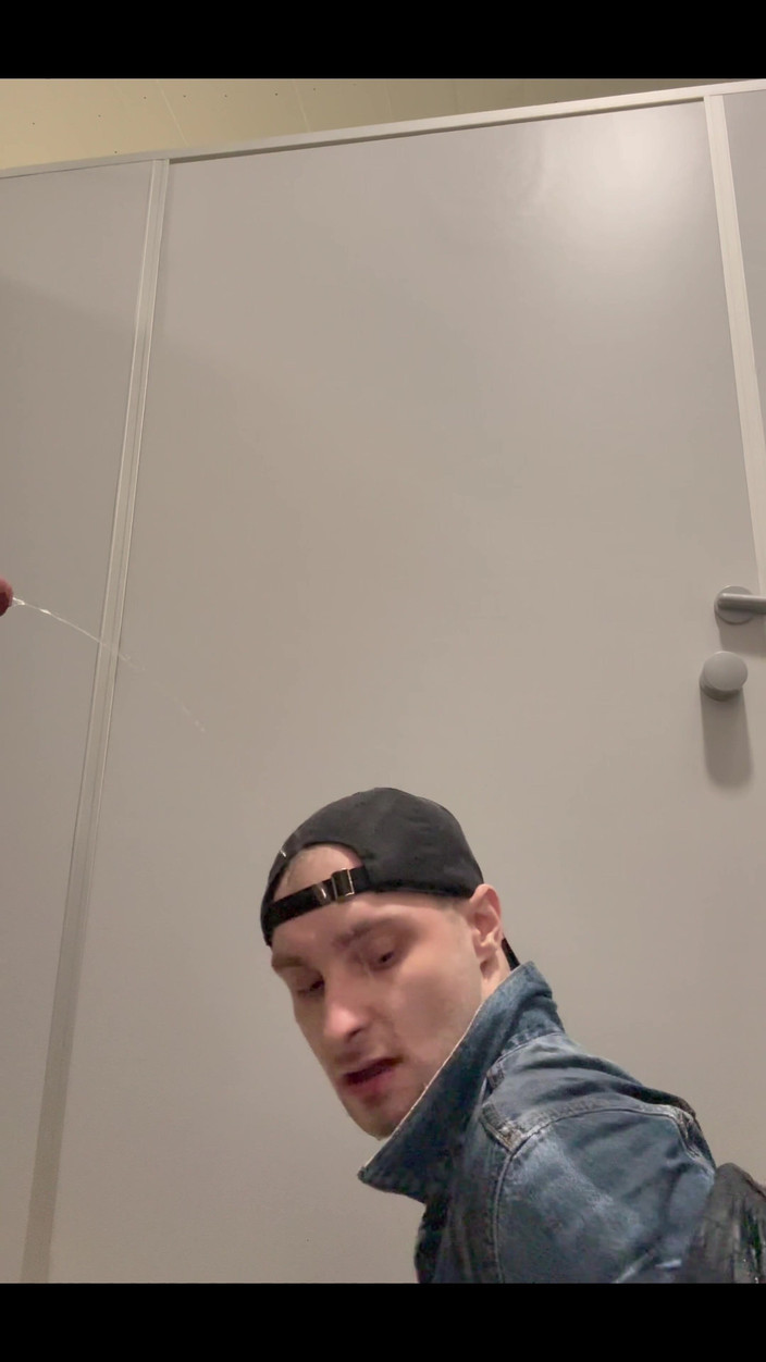 KinkySirius: ゲイのスキンヘッド・キンキーシリウスが公衆トイレで黄金のシャワーを浴びる