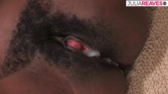 Milf and Mom: Ebony křičí rozkoší, když masivní penis šuká její chlupatou kundičku až...