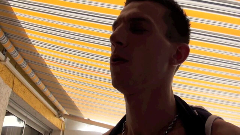YOUNG FRENCH DUDES FUCKERS: Jimy viene scopata da John un ragazzo etero curioso