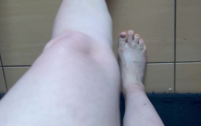 Feet: POV : je marche pieds nus