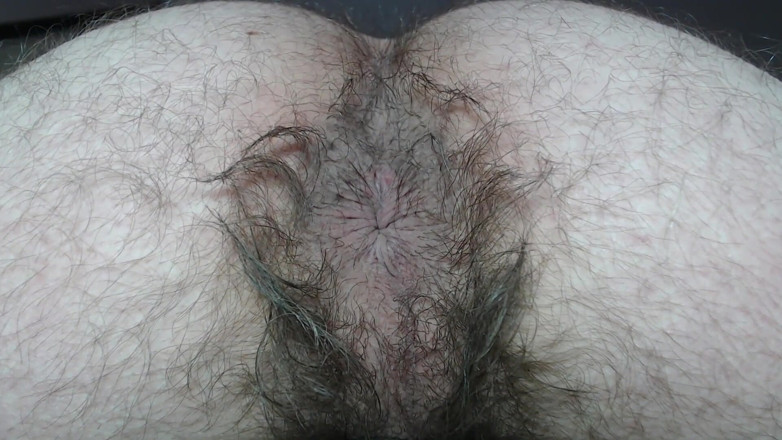 Hunky time: Bolas de pau e bunda peluda de peidos
