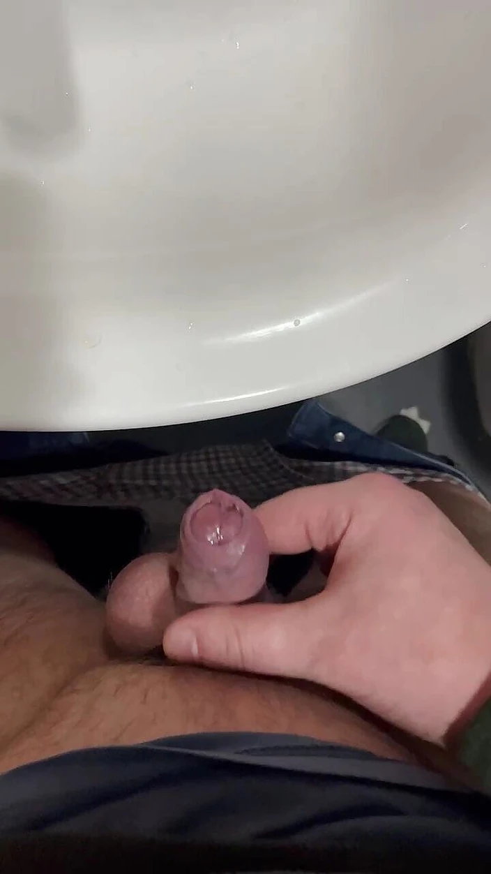Young cum: Grande pau russo masturba seu pau bonito de perto