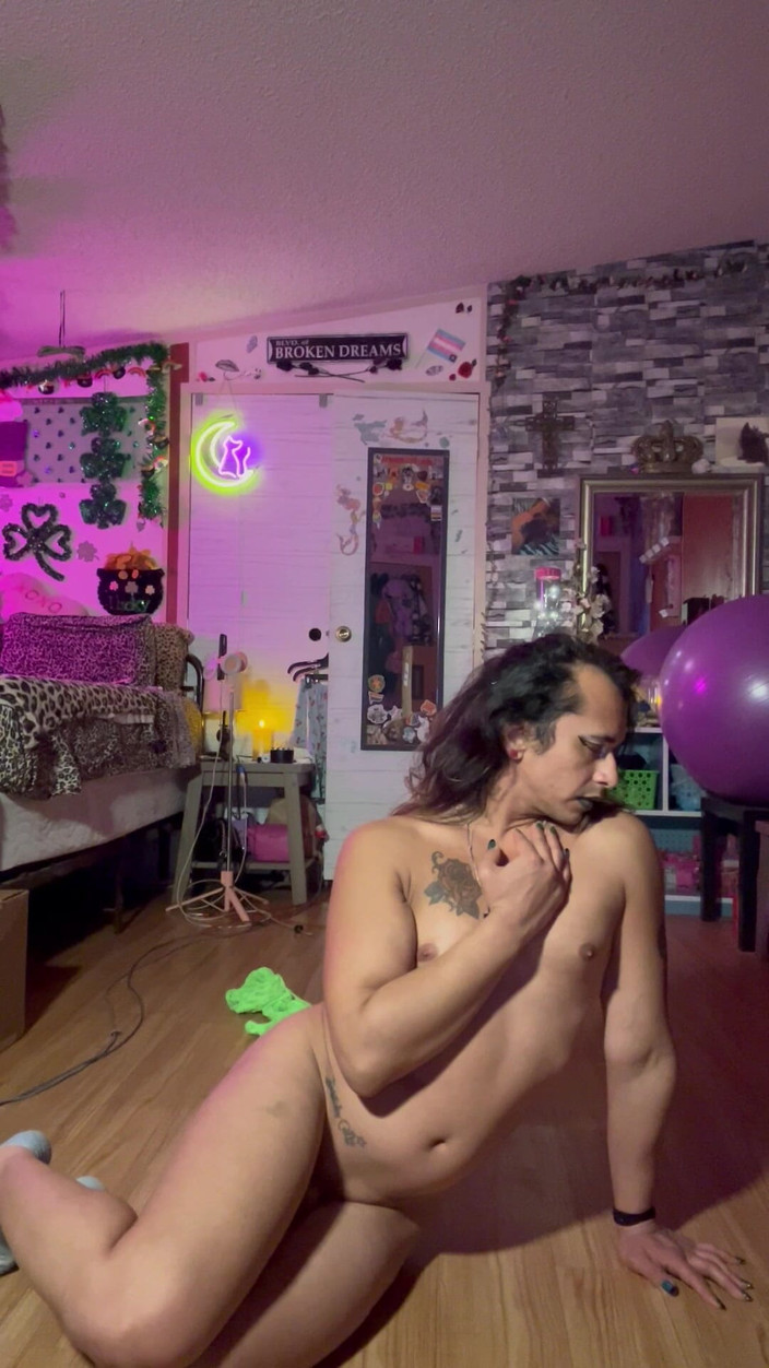 TSJade95: Hezká, když pláče, smyslný nahý tanec