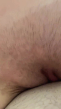 熟女继母的湿润阴户尽可能靠近。闻我的阴户并舔它。