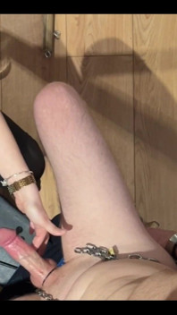 เขาหกน้ำเปรอะถุงน่องฉัน ฉันควรลงโทษเขาดีไหม?