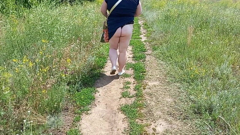 Zona901: Una mujer gorda camina por el parque muestra su culo...