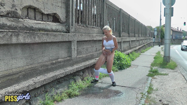BA-PISSgirls: Luci Love Standing Pissing