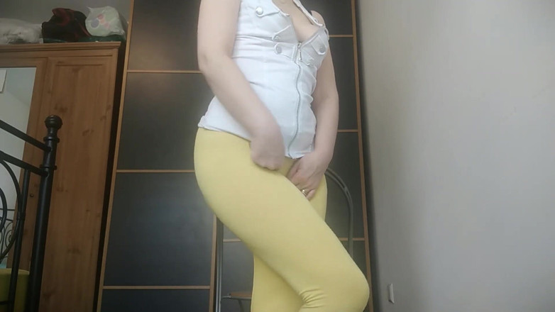 RavenBigAss: Zwilżanie w żółtych spodniach do jogi i twerkingu z dużym tyłkiem