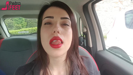 Smokin Fetish: Dobře vypadající Petra kouří ve svém autě