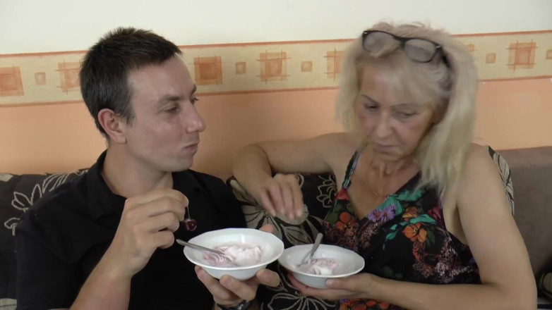 Mature Climax - 100% Mature Videos: O matură țâțoasă este forată