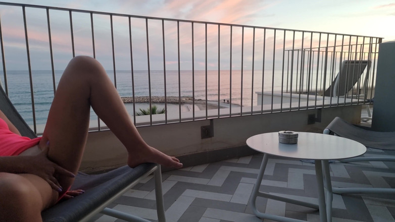 TheloveStory: Esibizionismo e nudo sul balcone fontana con schizzo