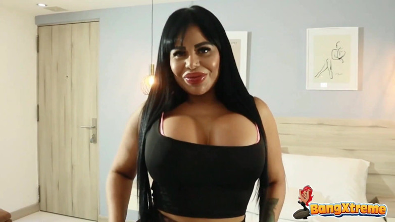 Bangxtreme_Prod: Esta fofa boneca rabuda gosta de foder e chupar