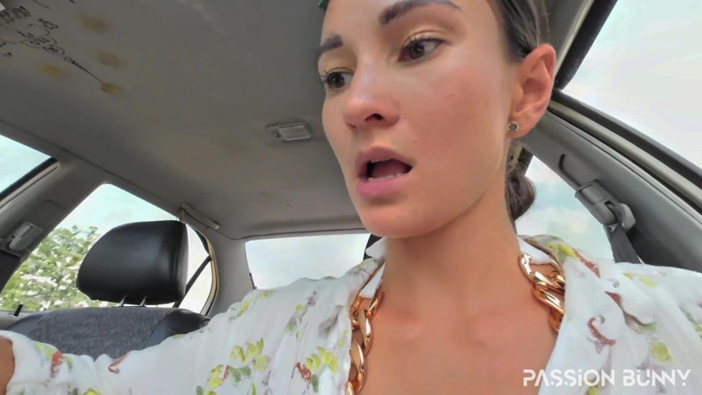 PassionBunny: Coincée dans une voiture et pipi à l’intérieur sur la Florr