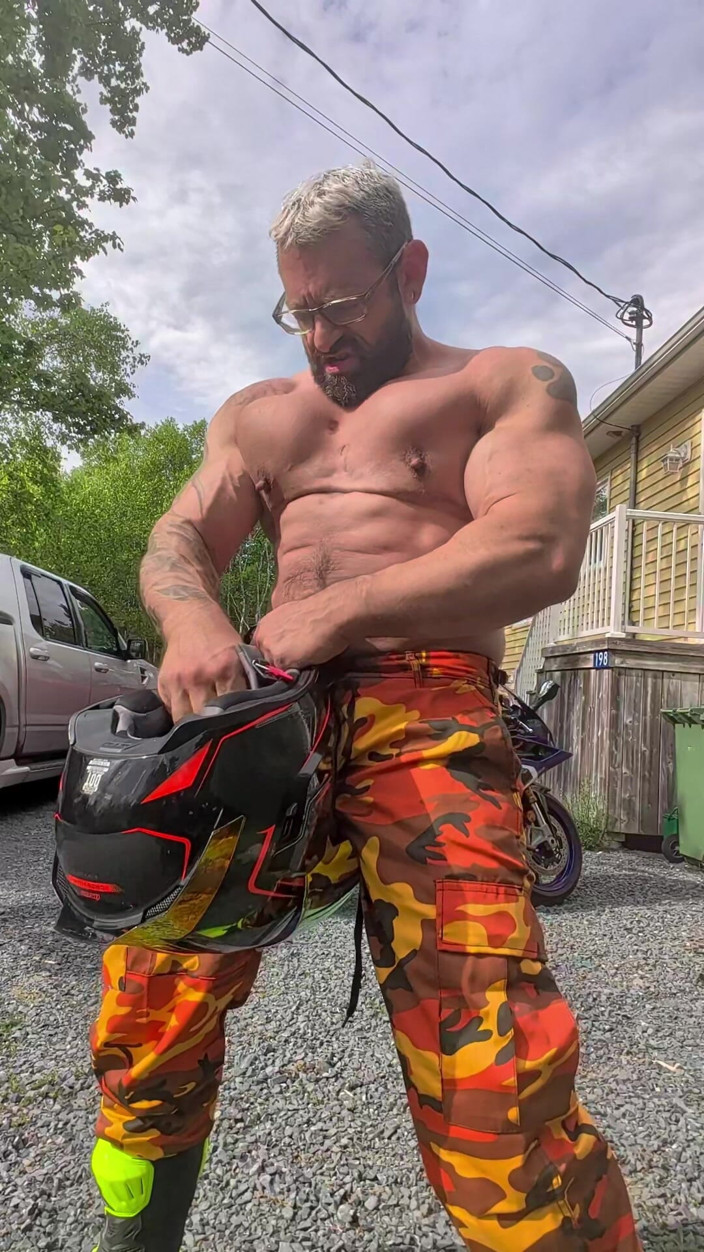 Bruiser Bearwood: Ich spiele mit meinem Motorrad helm