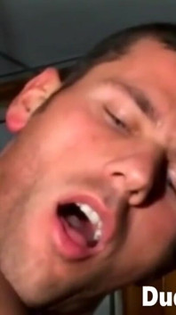 Chico guapo follado por el culo mientras se inclina contra un taburete
