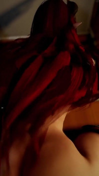 लाल बालों वाली Succubus इसे फर्श पर पीछे ले जा रही है