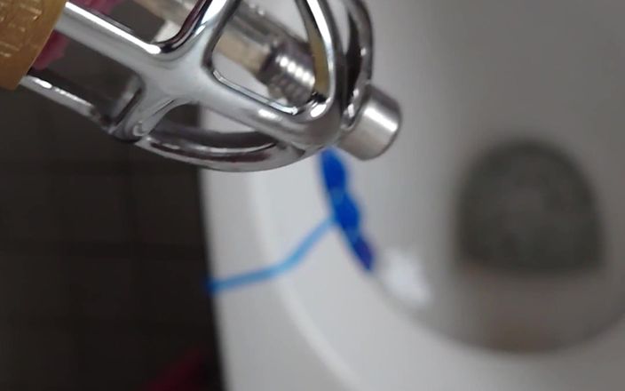 Carmen_Nylonjunge: Pissen in de peniskooi met katheter in een panty