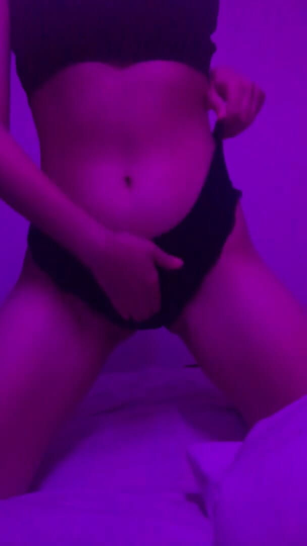 Anjelika Grey: Fată sexy își arată corpul