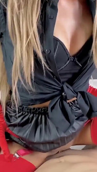 Adeline Murphy în Red are parte de un futai dur după labă cu Fleshlight. Ejaculare pe țâțe. Dop de fund. POV