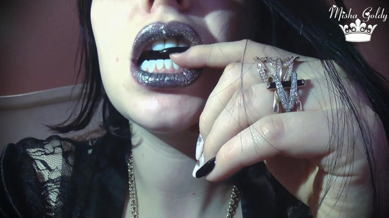 Goddess Misha Goldy: Yeni metal ruj ibadeti