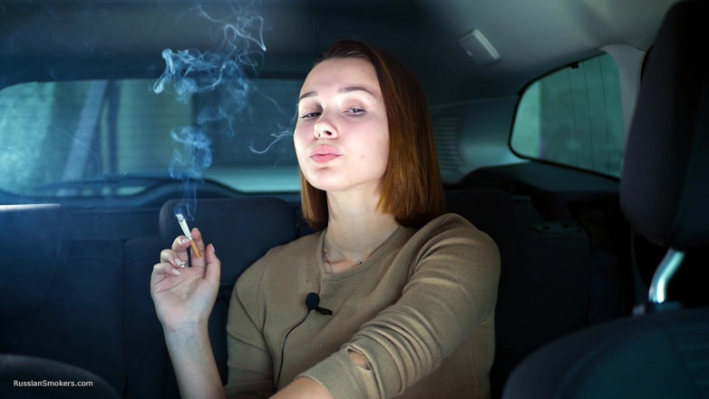 Russian Smokers: Sexy Russische babe die sigaret rookt natuurlijke omgeving