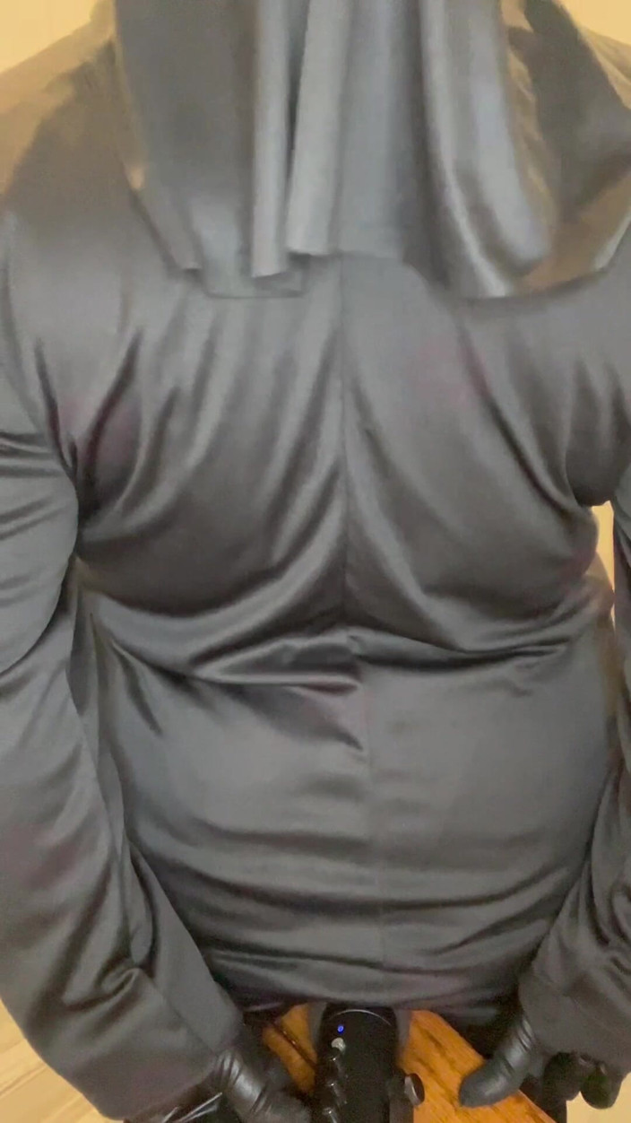 Anye Meshell: Wielki tyłek zakonnicy grzeszy z mikrofonem Asmr!