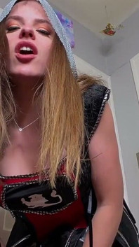 Kat Snow je středověký rytíř femdom joi - pov bitva poraženého podání čeká!